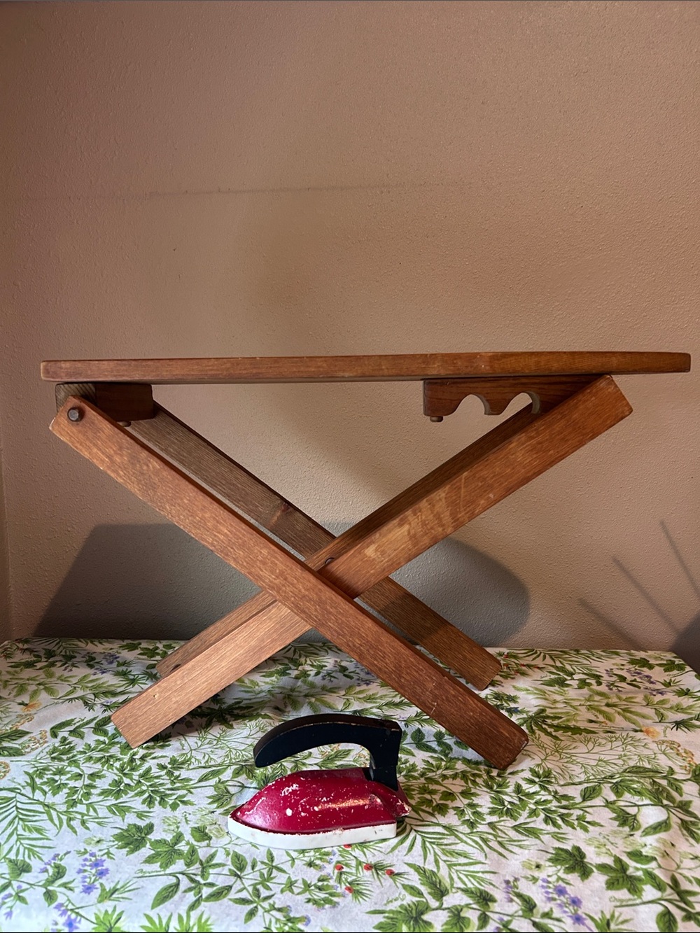 Childs ironing board and iron. From the 1950s.